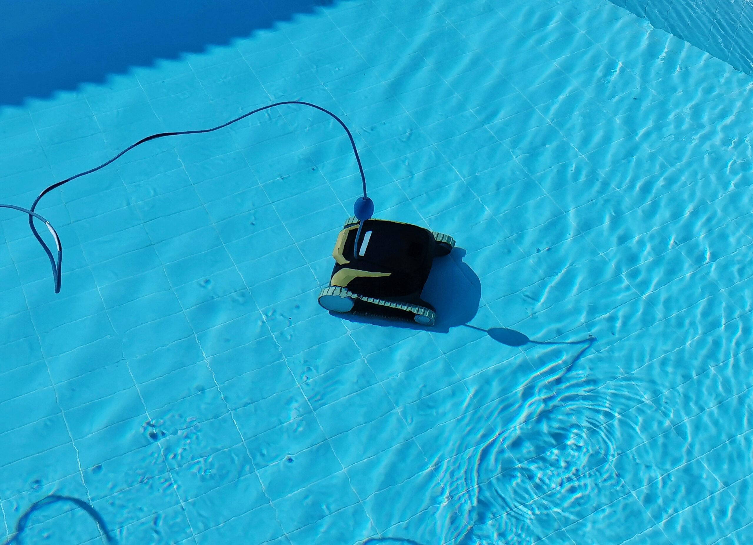 Robot de piscine nettoyant le fond du bassin de façon autonome
