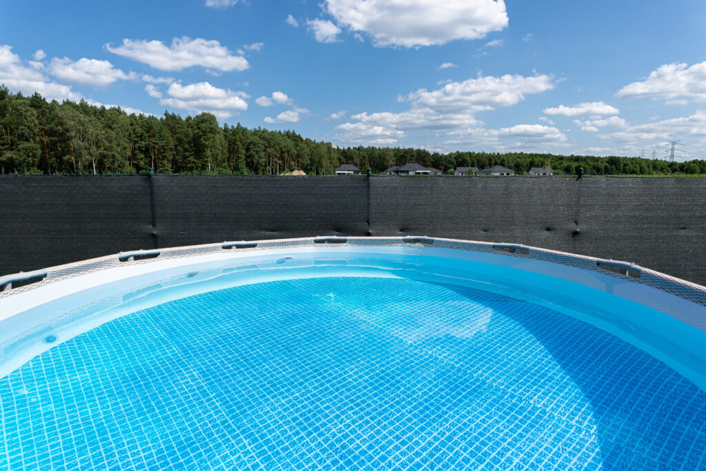 Piscine hors terre protégée par une clôture d'intimité selon la réglementation de clôture de piscine